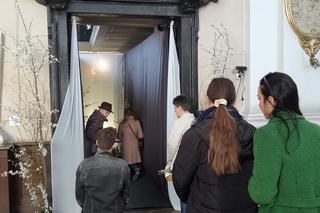 Nietypowe Groby Pańskie. Instalacje zaskakują i skłaniają do przemyśleń. Są w nich ukryte symbole 