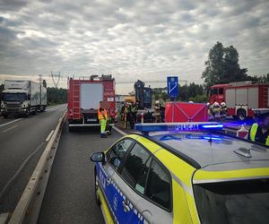 Tragedia na A4. W koparkę wjechał samochód. W środku było 5 osób