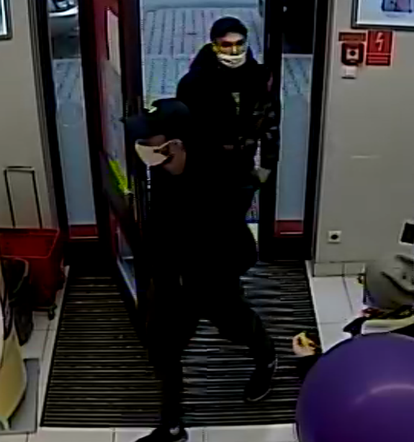Katowice: Policja szuka dwóch mężczyzn, którzy w drogerii ukradli... szczoteczki do zębów [ZDJĘCIA]