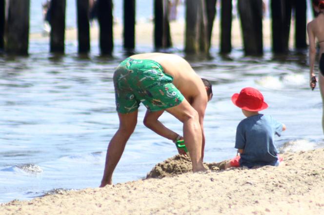 Michał Koterski na plaży z rodziną