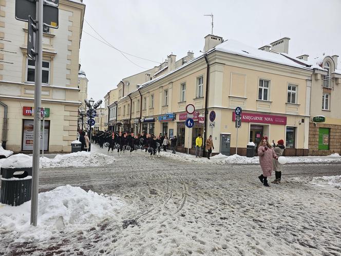 Jarmark Bożonarodzeniowy w Rzeszowie. Parada św. Mikołaj 2023 