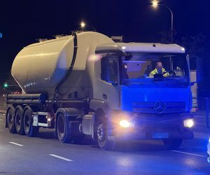Wbiegł prosto pod cysternę i przeleciał kilkanaście metrów! Stan krytyczny