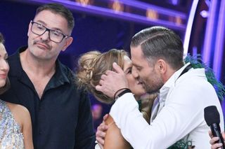 Kaczorowska i Rogacewicz pocałowali się na wizji! Widzowie: Mina Karolaka mówi wszystko. Jak zareagował? 