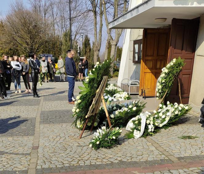 Pogrzeb zamordowanych chłopców w Płocku. Matka rozpacza nad urnami synków 