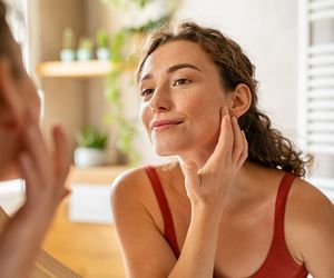 Plamy wątrobowe pojawiają się nie tylko u seniorów. Skąd się biorą i kiedy należy iść do lekarza?