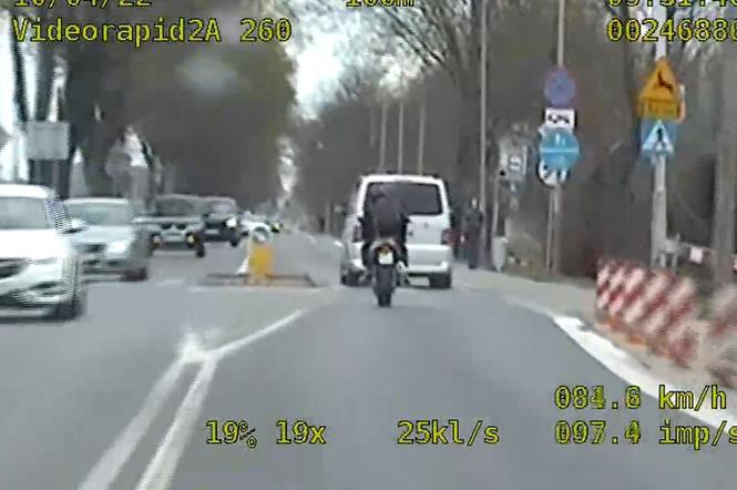 Policyjny pościg za motocyklistą we Wrocławia. 29-latek pędził prawie 200 km/h! [FILM]