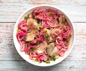 Śledzie z marynowaną cebulą czerwoną: łatwy przepis na niewiarygodnie pyszną zakąskę