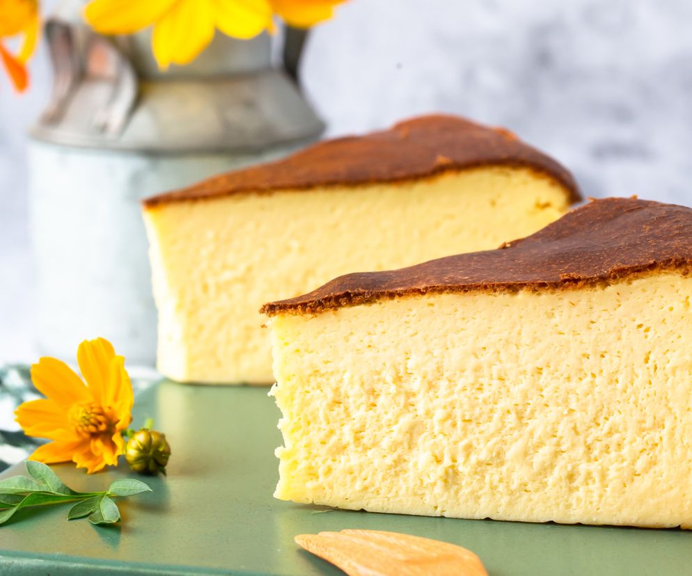 Sernik po wiedeńsku z ajerkoniakiem - przepis na ciasto nie tylko na Wielkanoc