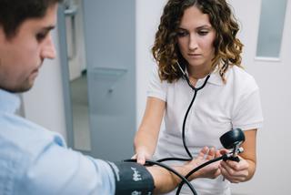 Jak często je mierzyć i kiedy udać się do lekarza. 12 najważniejszych pytań o ciśnienie krwi