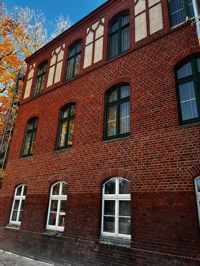 Państwowa Szkoła Muzyczna w Szczecinku po remoncie elewacji i wymianie okien