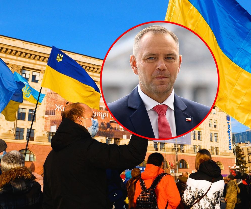 Grupka ludzi z ukraińskimi flagami na tle budynku, w centralnej części portret prezesa IPN Karola Nawrockiego. Fotografia ilustruje zmiany w ustawie o pomocy Ukraińcom, o których przeczytasz na portalu Super Biznes.
