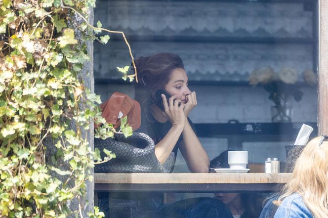 Małgorzata Socha stroi miny przy bajglu