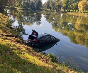 Sokołów Podlaski: 20-letni kierowca spowodował kolizję i wjechał do stawu