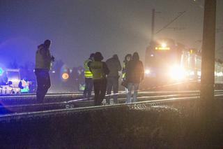 KOSZMAR na torach pod Warszawą! Rozpędzony pociąg zmiażdżył mężczyznę