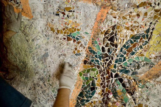 Czyszczenie mozaiki w Kiekrzu z bazgrołów