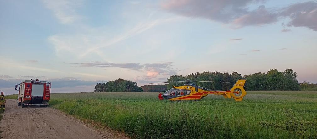 Bryczka wjechała w samochód i wpadła do rowu. Poszkodowany dorosły i dzieci 
