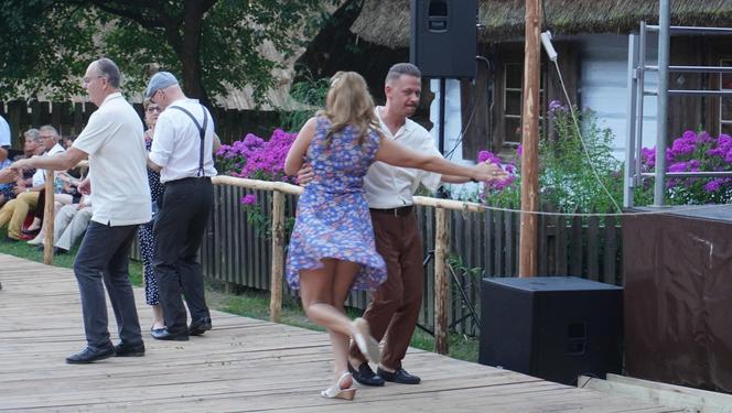 Sielanka na parkiecie w Muzeum Wsi Lubelskiej pod gołym niebem! Za nami kolejna potańcówka w rytmie miejskiego folkloru z Warszawy i Lwowa