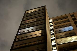 Nocna akcja na Gocławiu. Kobieta spadła z 13 piętra. Co się stało?