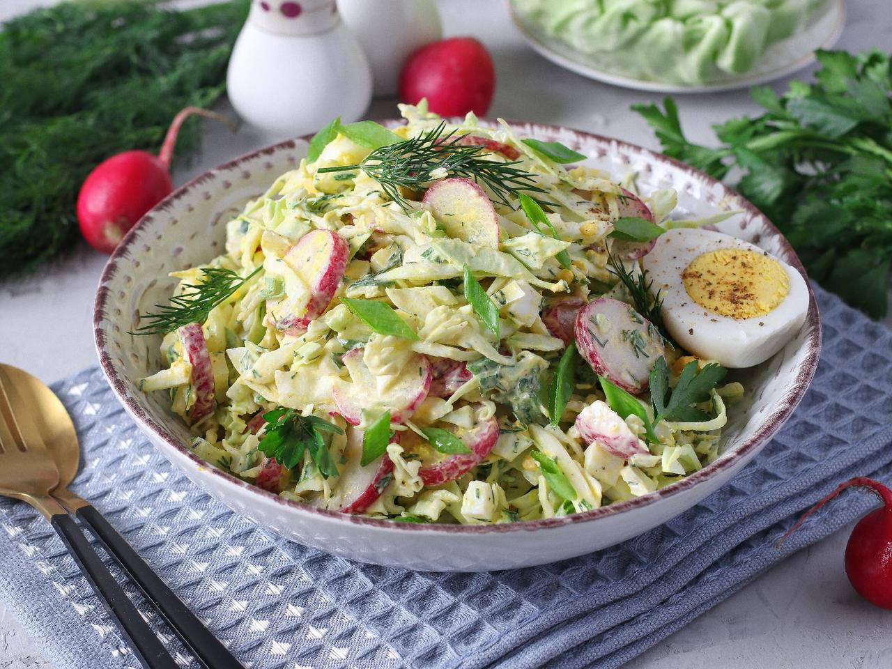 Surówka z młodej kapusty i rzodkiewki w aksamitnym sosie majonezowo-jajecznym