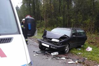 Volkswagen zderzył się z traktorem. Dwie osoby ranne 