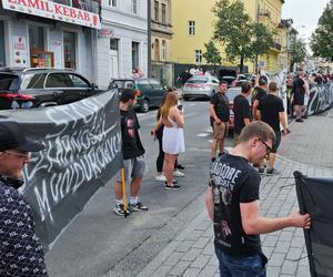  Inowrocław. 27-latek zmarł w czasie interwencji policji. Ponad 100 osób protestowało pod komendą [ZDJĘCIA]