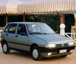 Ceny nowych aut 25 lat temu. Tyle kosztowały Uno, Maluch, Felicia i Escort