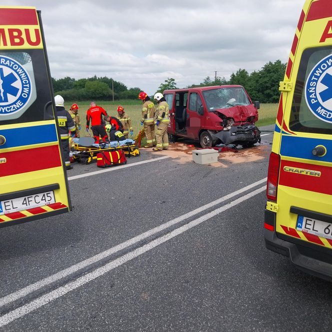 Wypadek busa i osobówki pod Łęczycą. Kilkanaście osób poszkodowanych [ZDJĘCIA]
