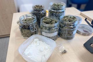 Razem z mamą handlował narkotykami. Wpadli na Mokotowie