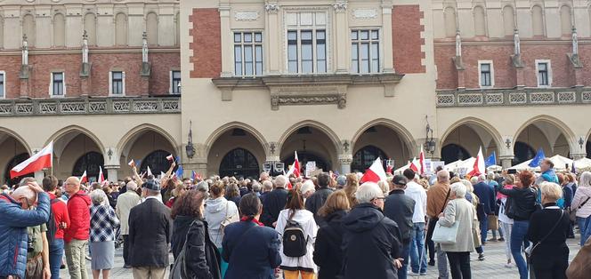 Przez Kraków przeszedł marsz solidaryzujący z warszawskim Marszem Miliona Serc