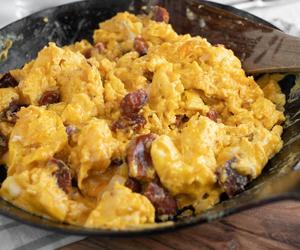 Odkryj przepis na tradycyjną kaszubską jajecznicę. Jak przyrządzić ten wyjątkowy regionalny specjał?