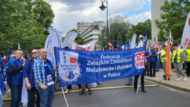Protest hutników w Warszawie. Idą od Sejmu do Kancelarii Premiera