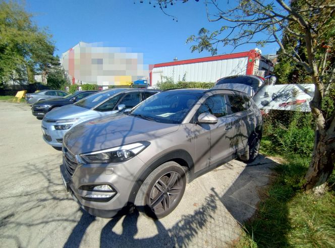 Policja odzyskuje skradzionego Hyundaia Tucson. Właściciel warsztatu z zarzutami