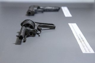 To, co archeolodzy odkryli w lesie, trafi na sejmowe korytarze. Jest wystawa pamiątek z obozowiska partyzantów AK w Borach Tucholskich