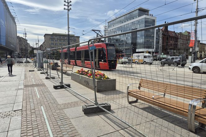 Tramwaje wróciły na Rynek w Katowicach. A to wciąż plac budowy