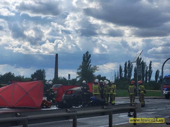 Śmiertelny wypadek pod Lowiczem. Trzy osoby nie żyje. Kobieta i dziecko sploneli w aucie