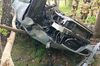 Sportowym bmw roztrzaskał się na drzewie. Wypadek pod Legionowem