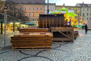 Choinka we Wrocławiu prawie gotowa. Zdania mieszkańców znowu podzielone [ZDJĘCIA]