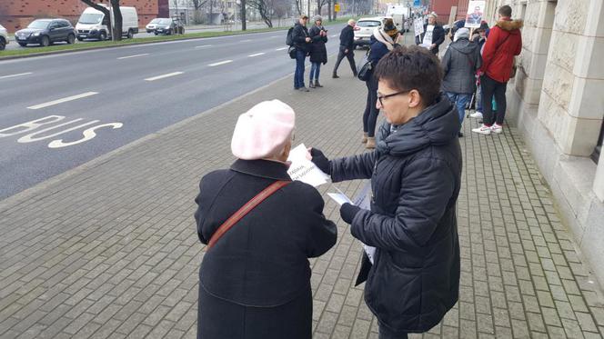 Protest przed sądem w Bydgoszczy. „Stoimy murem za niezawisłymi sędziami” 