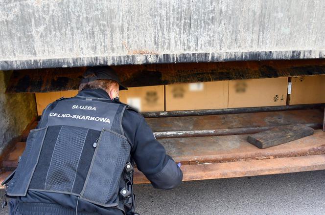 Podlaskie. Zaskakujący efekt kontroli TIR-a. Kierowcy grozi wysoka grzywna [ZDJĘCIA, WIDEO]