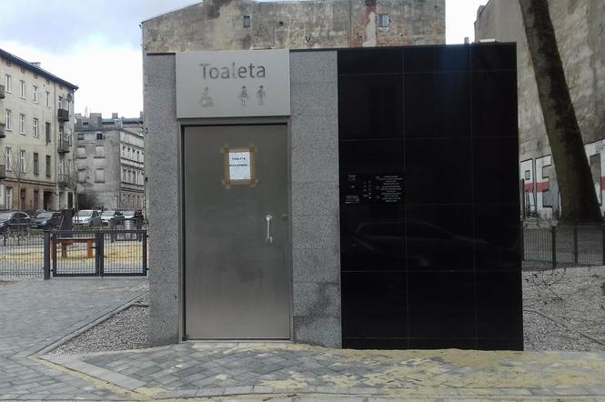 Ta ekskluzywna toaleta trafiła na łódzkie Polesie - stanęła na rogu ul. Struga i Lipowej