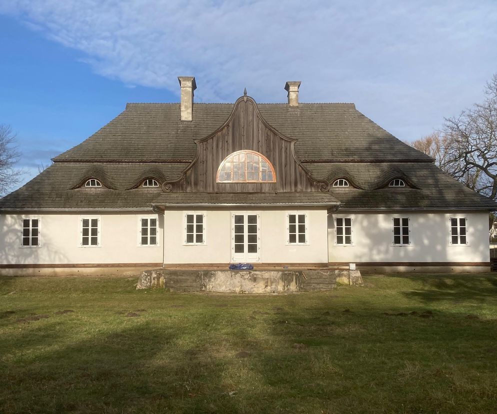 Modrzewiowy dwór w Łódzkiem to architektoniczne arcydzieło. To tu kręcono m.in. Noce i dnie czy Komediantkę