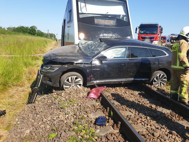 Tragednia pod Lesznem na przejeździe kolejowym. Nie żyje jedna osoba 