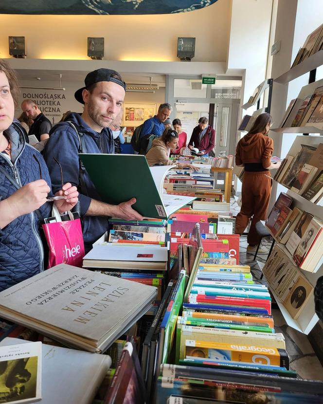 Setki książek, winyli i czasopism za 4 złote. We Wrocławiu rusza Giełda Książki Bibliotecznej