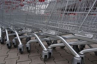 Klienci w Niemczech zaskoczeni pustymi półkami. Popularny produkt znika ze sklepów, ale nie z powodu braków