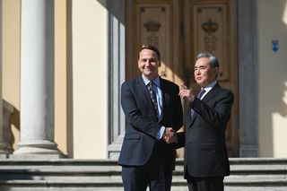 Chiński szef MSZ Wang Yi w Polsce. Spotyka się z Sikorskim i Nawrockim