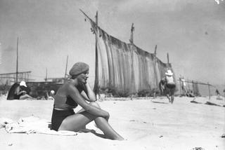 Kobieta na plaży. Zdjęcie z 1933 roku
