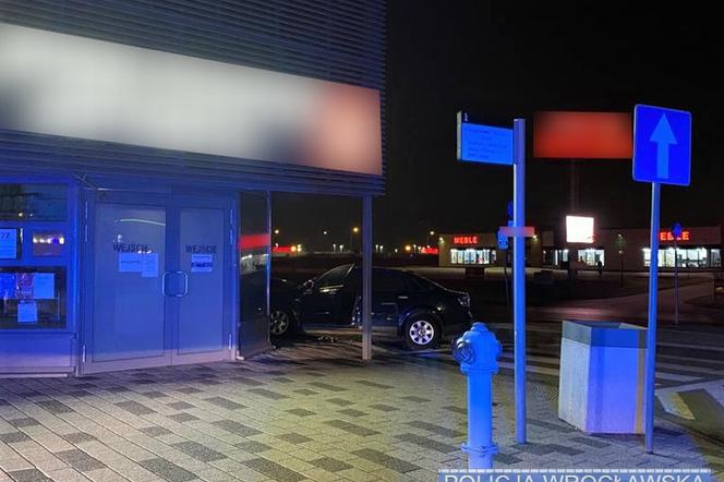 Pijany kierowca audi wjechał w sklepową witrynę pod Wrocławiem 