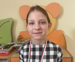 Dyplom dla małej bohaterki z Kunowa, która uratowała swoją mamę