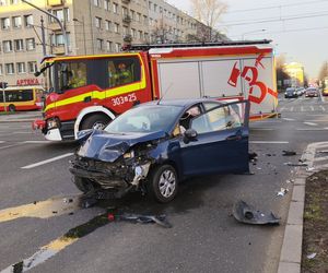 Warszawa. Dwa wypadki na skrzyżowaniu Grójeckiej i Wawelskiej. Autobus zderzył się z pojazdem wojskowym [ZDJĘCIA].