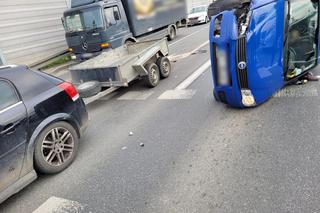 Warszawa. Huknął fiatem w przyczepkę i runął na bok. Z auta wytoczyły się puszki po piwie